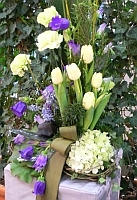 Blumengesteck mit Tulpen und Enzian